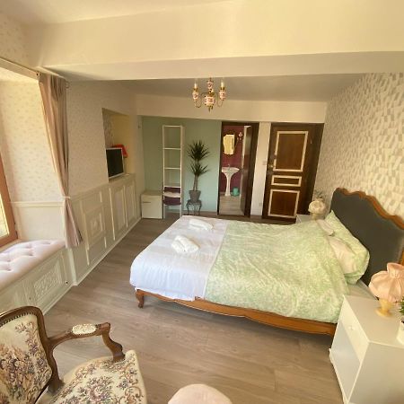 La Maison Du Paon- Josselin Aparthotel Esterno foto